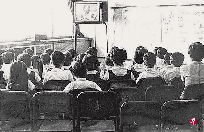 学校“视听室”里学生们看电视上课。 学校“视听室”里学生们看电视上课。