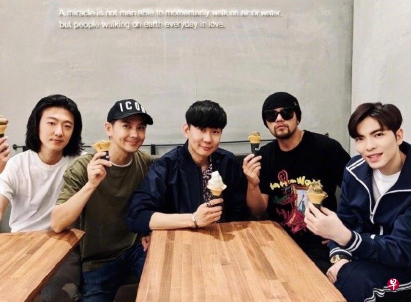 ↑在复合式咖啡厅开幕前,林俊杰(中)请了四星友怀秋(左一起)、林志颖、周杰伦和萧敬腾先尝鲜。(微博图) ↑在复合式咖啡厅开幕前,林俊杰(中)请了四星友怀秋(左一起)、林志颖、周杰伦和萧敬腾先尝鲜。(微博图)