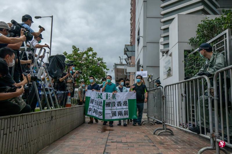 民主党主席胡志伟(中)昨天率领该党成员游行到香港中联办外,抗议中国全国人大常委会决定制定“港版国安法”在港实施。(彭博社) 民主党主席胡志伟(中)昨天率领该党成员游行到香港中联办外,抗议中国全国人大常委会决定制定“港版国安法”在港实施。(彭博社)