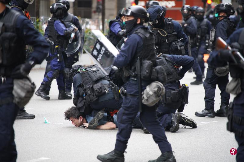 香港警方逮捕一名示威者(彭博社) 香港警方逮捕一名示威者(彭博社)