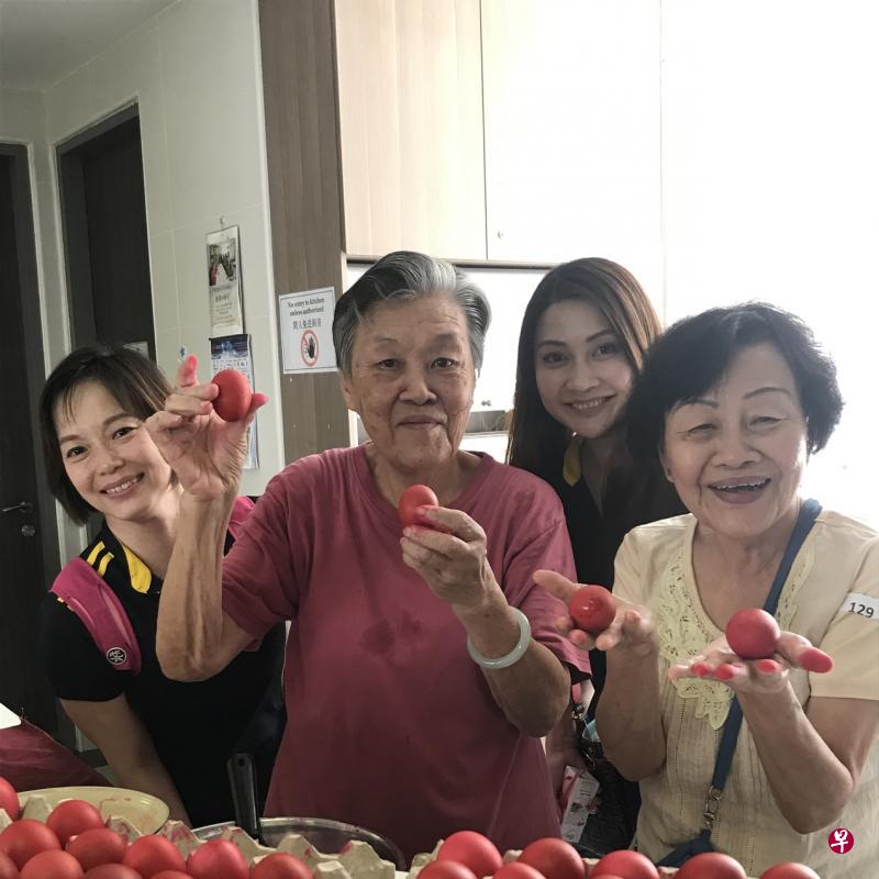 郑秀枝(右一)以往经常到狮子乐龄之友协会乐龄活动中心,每周和乐龄朋友一起享用美食,图为去年她在活动上与大家一起为中心前负责人的孙子庆祝满月。(狮子乐龄之友协会提供) 郑秀枝(右一)以往经常到狮子乐龄之友协会乐龄活动中心,每周和乐龄朋友一起享用美食,图为去年她在活动上与大家一起为中心前负责人的孙子庆祝满月。(狮子乐龄之友协会提供)
