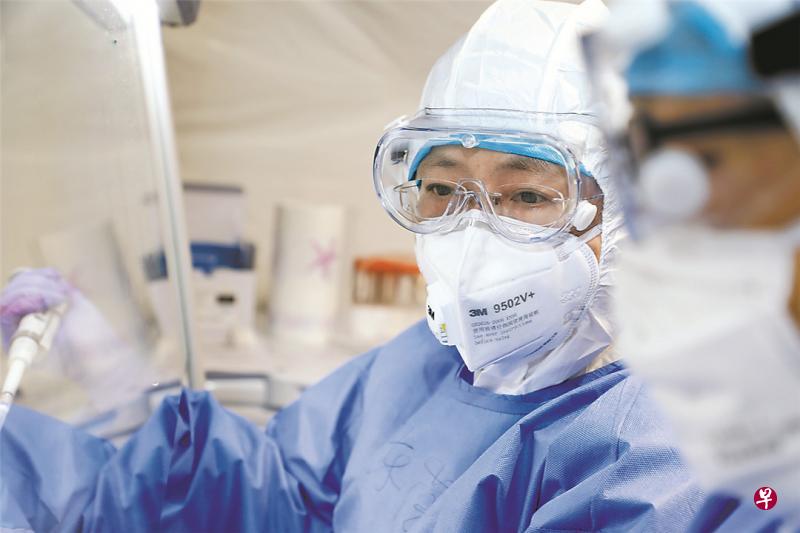 中国军事科学院军事医学研究院研究员陈薇说,这个结果代表着一个重要的里程碑,但提醒说要谨慎对待这些成果。(中国军网) 中国军事科学院军事医学研究院研究员陈薇说,这个结果代表着一个重要的里程碑,但提醒说要谨慎对待这些成果。(中国军网)