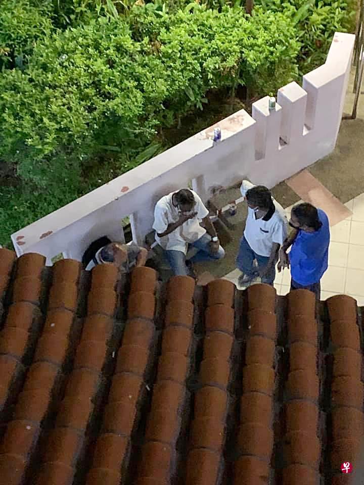 一群阿叔经常在后港8道一座组屋楼下聚集。(受访者提供) 一群阿叔经常在后港8道一座组屋楼下聚集。(受访者提供)