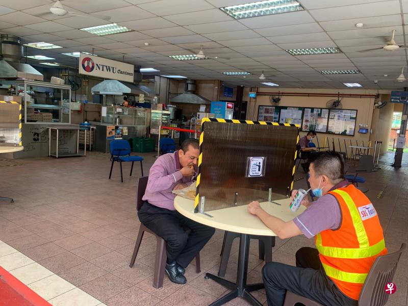 一些全国交通工友联合会经营的食堂安装了这类半透明隔屏,让车长跟人“拼桌”吃饭时能保持卫生。(全国交通工友联合会提供) 一些全国交通工友联合会经营的食堂安装了这类半透明隔屏,让车长跟人“拼桌”吃饭时能保持卫生。(全国交通工友联合会提供)