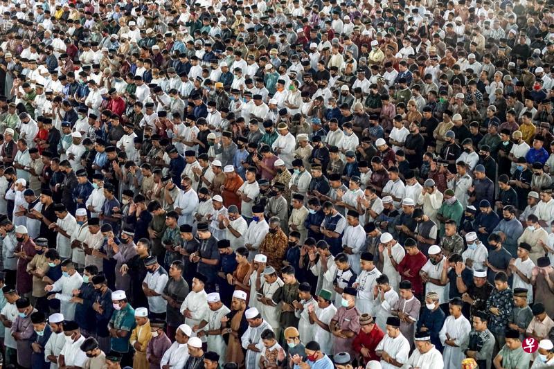 为欢庆斋戒月结束,大批信徒在开斋节这天到亚齐省司马威(Lhokseumawe)的伊斯兰中心回教堂进行礼拜。(法新社) 为欢庆斋戒月结束,大批信徒在开斋节这天到亚齐省司马威(Lhokseumawe)的伊斯兰中心回教堂进行礼拜。(法新社)