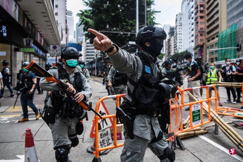 铜锣湾、湾仔等地5月24日下午起再发生用杂物堵路、纵火、破坏商铺和公共设施的暴力行径，有持不同政见的民众遇袭，至少四名警员受伤。（法新社）