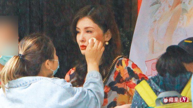 何如芸哭花脸,工作人员替她补妆。(互联网) 何如芸哭花脸,工作人员替她补妆。(互联网)