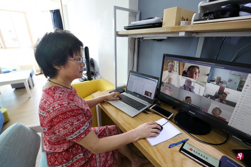 ▲南洋客属总会秘书钱莉协调首次以视频方式召开的董监事会议,多达50人参与,屏幕左上角为会长何谦诚。(梁麒麟摄) ▲南洋客属总会秘书钱莉协调首次以视频方式召开的董监事会议,多达50人参与,屏幕左上角为会长何谦诚。(梁麒麟摄)