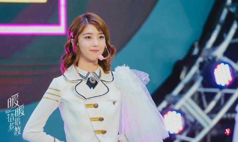 《暖暖,请多指教》李凯馨参与女团选秀(左图),她落选后遇见梁靖康(右图右)饰演的白马王子。 《暖暖,请多指教》李凯馨参与女团选秀(左图),她落选后遇见梁靖康(右图右)饰演的白马王子。