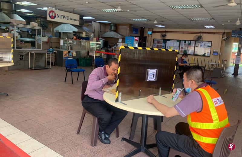 一些全国交通工友联合会经营的食堂安装了这类半透明隔屏,让车长跟人“拼桌”吃饭时能保持卫生。(全国交通工友联合会提供) 一些全国交通工友联合会经营的食堂安装了这类半透明隔屏,让车长跟人“拼桌”吃饭时能保持卫生。(全国交通工友联合会提供)