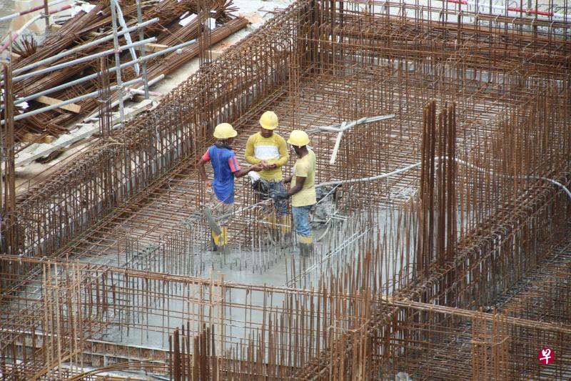 外劳税的豁免期和回扣将延长达两个月,受惠业界包括建筑业、海事和岸外业,以及加工业。(档案照片) 外劳税的豁免期和回扣将延长达两个月,受惠业界包括建筑业、海事和岸外业,以及加工业。(档案照片)
