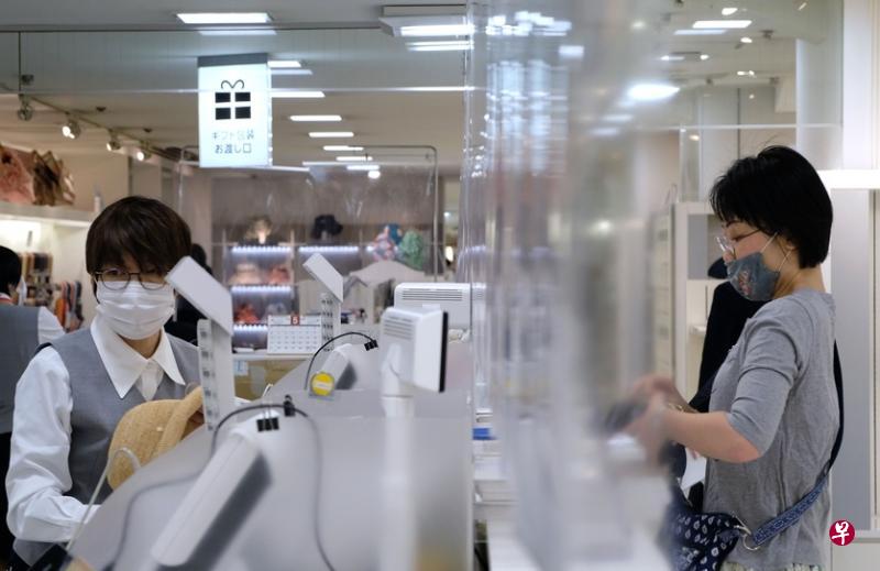 在疫情时期,日本百货公司在收纳处筑起帘布,避免顾客与收纳员直接接触,免受冠病19感染。(法新社) 在疫情时期,日本百货公司在收纳处筑起帘布,避免顾客与收纳员直接接触,免受冠病19感染。(法新社)