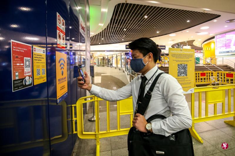 平时乘搭公共交通到怡丰城上班的梁福成说,两天前发现港湾地铁站墙上张贴了登记系统SafeEntry QR码的告示。但他认为,告示并不显眼,加上没有强制规定,相信很多人不会主动扫码。(叶振忠摄) 平时乘搭公共交通到怡丰城上班的梁福成说,两天前发现港湾地铁站墙上张贴了登记系统SafeEntry QR码的告示。但他认为,告示并不显眼,加上没有强制规定,相信很多人不会主动扫码。(叶振忠摄)