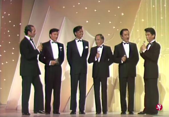 1985年的香港小姐竞选,主持阵容空前鼎盛:(左起)何鸿燊、谢贤、周润发、楚原、杨群、何守信。(网络截图) 1985年的香港小姐竞选,主持阵容空前鼎盛:(左起)何鸿燊、谢贤、周润发、楚原、杨群、何守信。(网络截图)