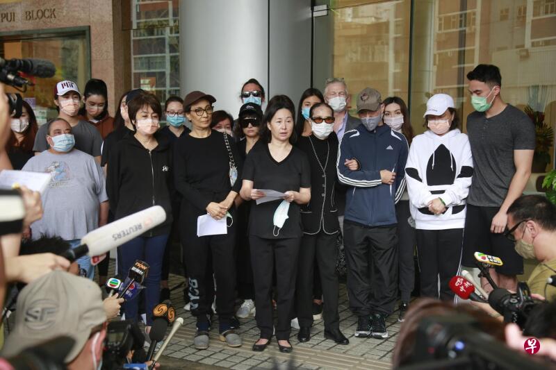 赌王家人在医院门口召开记者会。（网络）