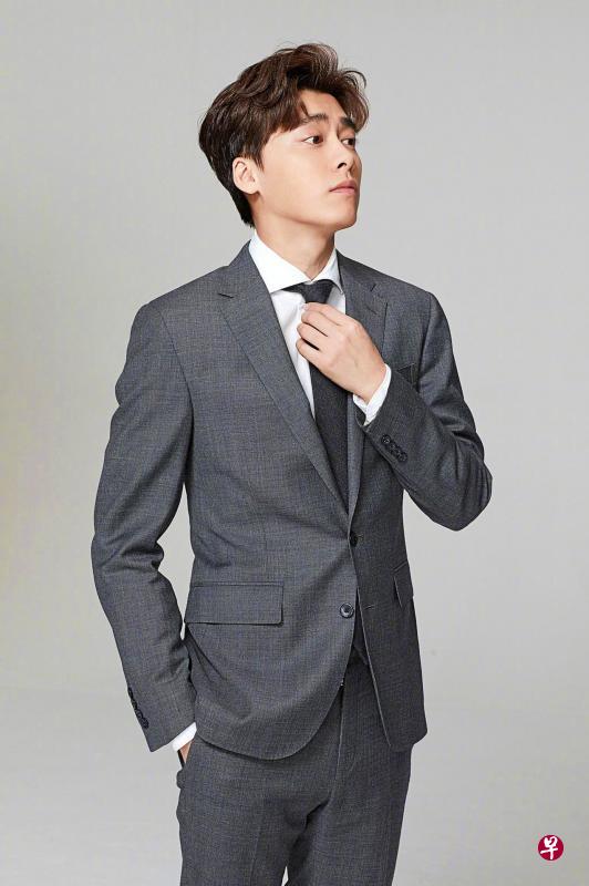 李易峰当年以歌手身份出道时,被封为“国民校草”。(互联网) 李易峰当年以歌手身份出道时,被封为“国民校草”。(互联网)