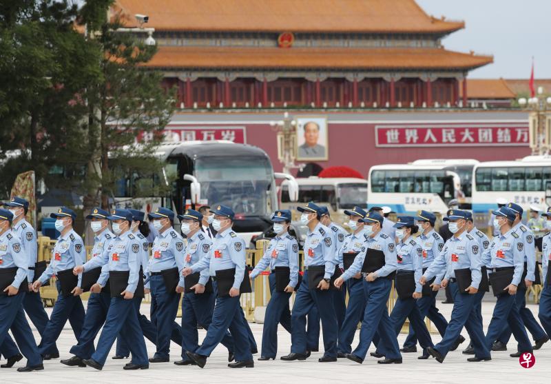 今年两会的解放军和武警部队代表团共有289全国人大代表,是人数最多的团组。图为解放军和武警部队代表团前天走向人民大会堂出席两会。(中新社) 今年两会的解放军和武警部队代表团共有289全国人大代表,是人数最多的团组。图为解放军和武警部队代表团前天走向人民大会堂出席两会。(中新社)