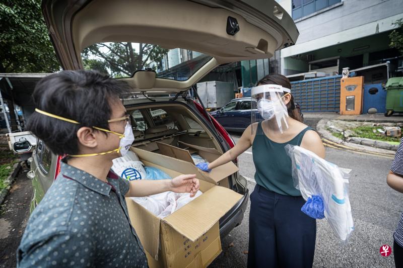社会服务组织的义工在疫情期间继续帮助有需要的群体,政府将投入资源帮助社会服务领域提升能力,支持它们的工作。(财政部提供) 社会服务组织的义工在疫情期间继续帮助有需要的群体,政府将投入资源帮助社会服务领域提升能力,支持它们的工作。(财政部提供)