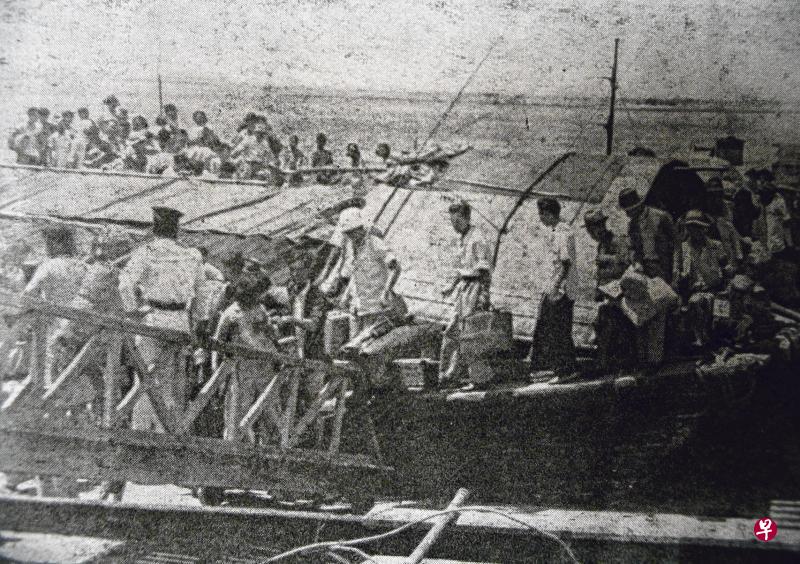 →1930年代船客转搭小船抵达圣约翰岛码头。(互联网) →1930年代船客转搭小船抵达圣约翰岛码头。(互联网)