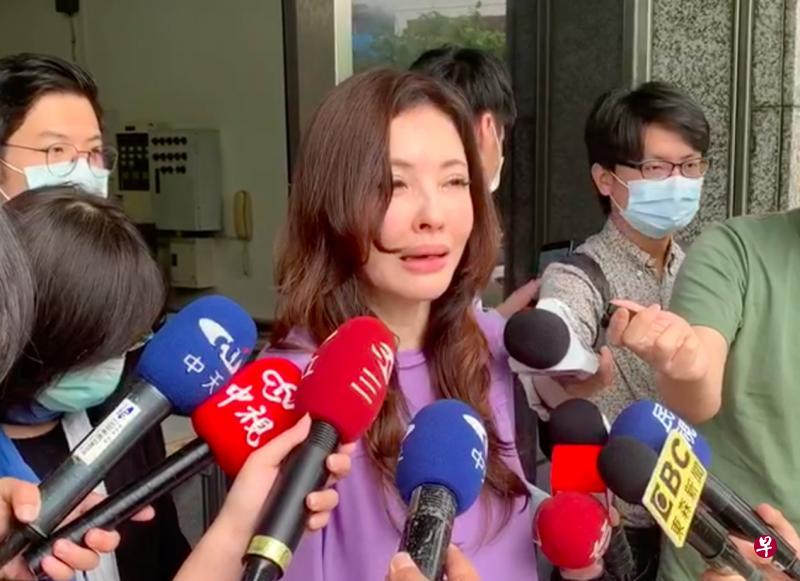 何如芸面对媒体访问时情绪崩溃。(互联网) 何如芸面对媒体访问时情绪崩溃。(互联网)