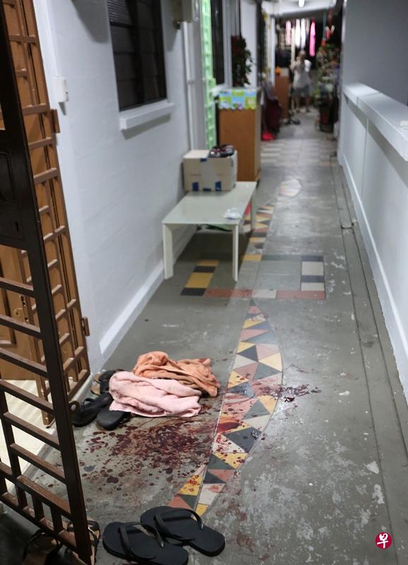 家门口留下两条染血毛巾。(曾宪隆摄) 家门口留下两条染血毛巾。(曾宪隆摄)