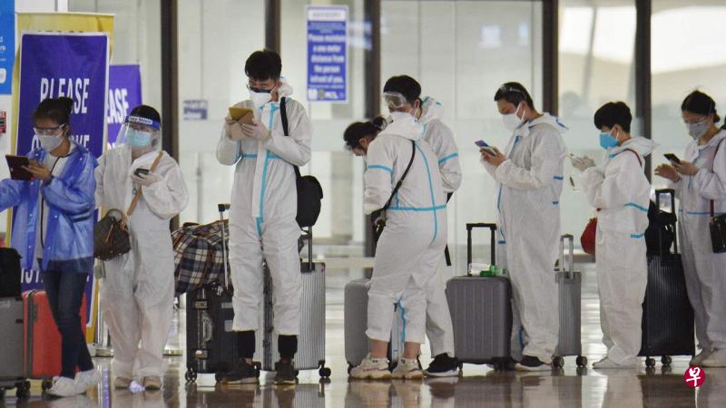 身穿防护服的乘客于5月28日在马尼拉国际机场的登机区排队等候登机。(法新社)
身穿防护服的乘客于5月28日在马尼拉国际机场的登机区排队等候登机。(法新社)