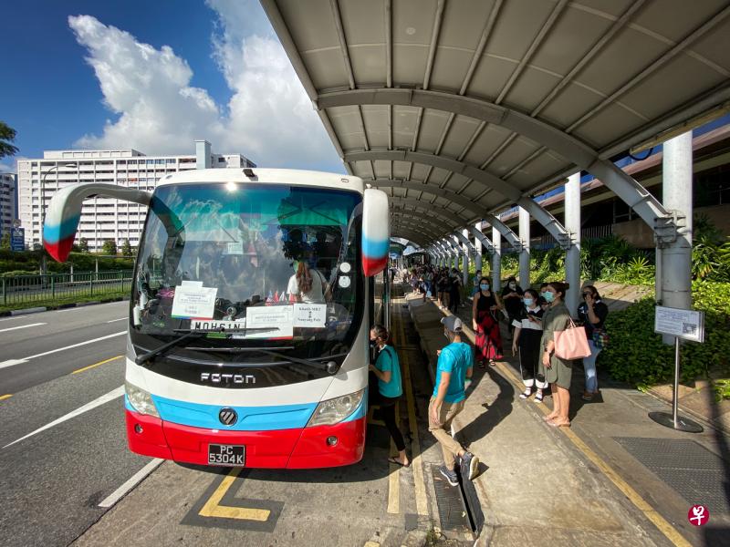 全国超过3万名学前教育教职员从本月15日起陆续在12天内接受免费的冠病病毒检测。图为学前教职员本月15日在其中一个报到地点——卡迪地铁站排队上车,准备到南洋理工学院接受拭子测试。(档案照) 全国超过3万名学前教育教职员从本月15日起陆续在12天内接受免费的冠病病毒检测。图为学前教职员本月15日在其中一个报到地点——卡迪地铁站排队上车,准备到南洋理工学院接受拭子测试。(档案照)