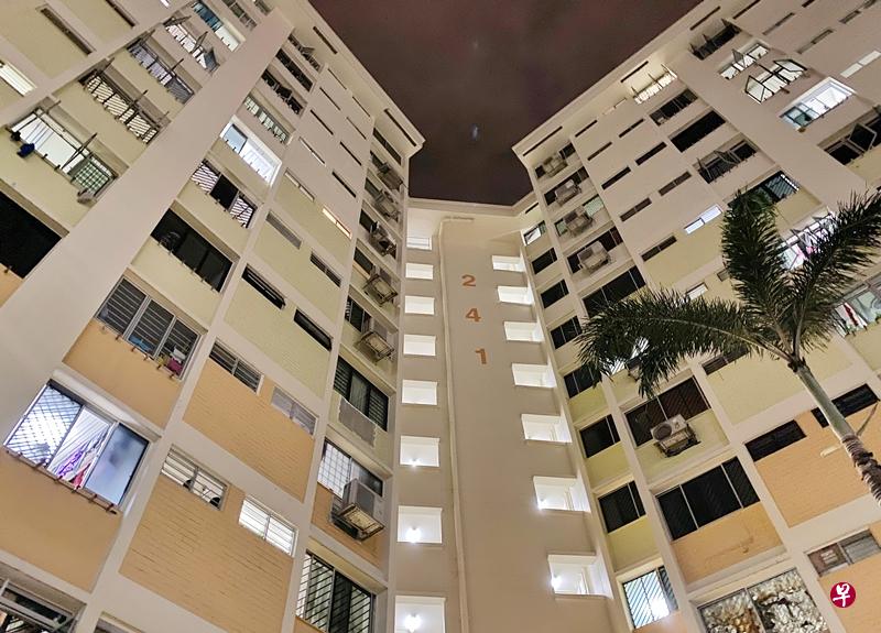 钟太太申诉邻居抽烟,二手烟飘上楼。(陈佩敏摄) 钟太太申诉邻居抽烟,二手烟飘上楼。(陈佩敏摄)