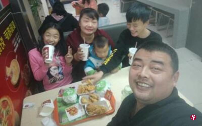 在本地工作的厨师黄宗柱期待疫情赶快过去,可以有多点时间回河南家乡陪伴妻儿。(受访者提供) 在本地工作的厨师黄宗柱期待疫情赶快过去,可以有多点时间回河南家乡陪伴妻儿。(受访者提供)