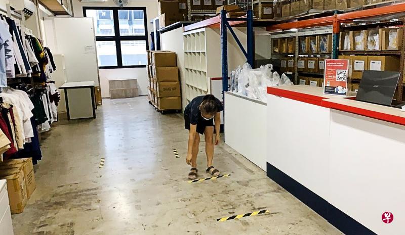 售卖学前至高中学校校服的上海校服店即将重新开店,店家积极准备,确保实体店落实防疫措施。(受访者提供) 售卖学前至高中学校校服的上海校服店即将重新开店,店家积极准备,确保实体店落实防疫措施。(受访者提供)