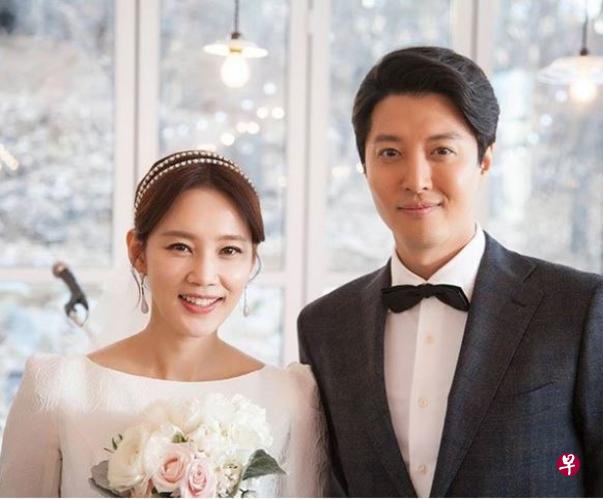 李东健(右)与赵胤熙上周五(22日)已离婚。(互联网) 李东健(右)与赵胤熙上周五(22日)已离婚。(互联网)