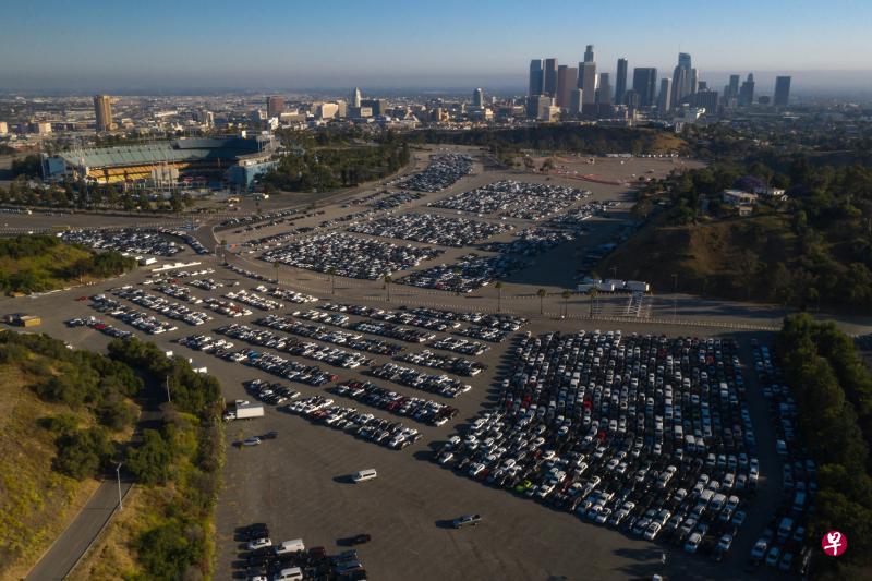 受冠病疫情影响,创立于1918年的美国百年租车巨头赫兹(Hertz)受到重大冲击,上周五向法院申请破产保护。这家美国第二大租车公司早在今年3月便开始裁员以保存现金,但由于潜在客户都必须待在家里,需求持续低迷,加上庞大的车队和不断下跌的二手车价格,赫兹没有足够的流动资金维持到市场复苏。图为该公司把大批出租车停放在洛杉矶道奇体育场外的停车场。(彭博社) 受冠病疫情影响,创立于1918年的美国百年租车巨头赫兹(Hertz)受到重大冲击,上周五向法院申请破产保护。这家美国第二大租车公司早在今年3月便开始裁员以保存现金,但由于潜在客户都必须待在家里,需求持续低迷,加上庞大的车队和不断下跌的二手车价格,赫兹没有足够的流动资金维持到市场复苏。图为该公司把大批出租车停放在洛杉矶道奇体育场外的停车场。(彭博社)