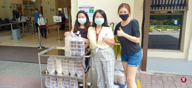 梁诗韵(右一)和伙伴一周三次,将甜品送给三家医院的医护人员,感谢他们的付出。(受访者提供) 梁诗韵(右一)和伙伴一周三次,将甜品送给三家医院的医护人员,感谢他们的付出。(受访者提供)