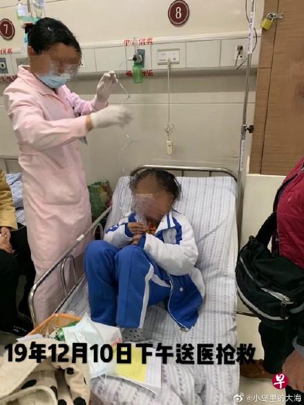 被体罚的孩子在去年12月10日被送达医院后,接受护士的治疗。(“小岛里的大海”微博网友) 被体罚的孩子在去年12月10日被送达医院后,接受护士的治疗。(“小岛里的大海”微博网友)
