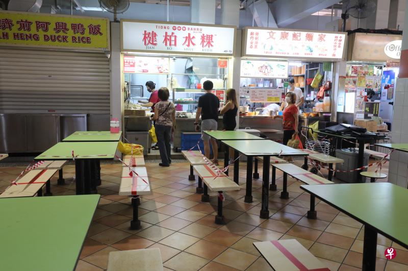 病毒阻断措施6月1日结束后,第一阶段复工复课期间公众仍不能堂食只可以打包,环境局因此继续给予熟食摊贩清理桌子和使用中央清洗碗碟服务津贴。(唐家鸿摄) 病毒阻断措施6月1日结束后,第一阶段复工复课期间公众仍不能堂食只可以打包,环境局因此继续给予熟食摊贩清理桌子和使用中央清洗碗碟服务津贴。(唐家鸿摄)