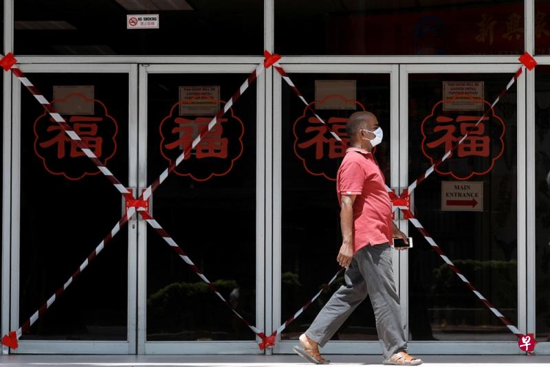 本地一家在商店在冠病期间在出入口挂上封条,以更好地控制人流。(路透社) 本地一家在商店在冠病期间在出入口挂上封条,以更好地控制人流。(路透社)