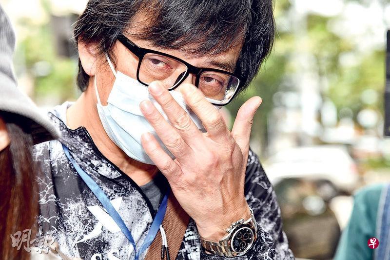 黄日华神情憔悴,双眼红肿。(互联网) 黄日华神情憔悴,双眼红肿。(互联网)