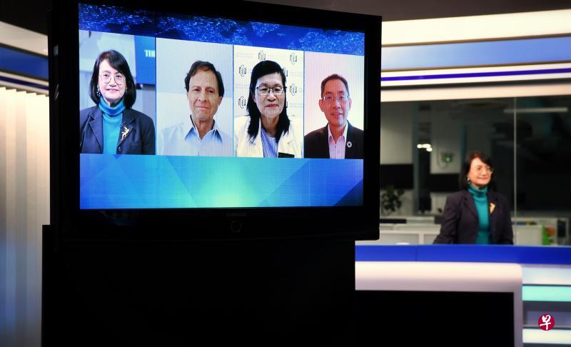 三名流行病专家——伦敦卫生和热带医学学院流行病学家大卫海曼教授（屏幕左二起）、国家传染病中心主任梁玉心教授，以及新加坡国立大学苏瑞福公共卫生学院院长张毅颖教授，昨天接受《海峡时报》医药专线记者哈利克（Salma Khalik，屏幕左一）访问，讨论新加坡放宽措施的速度是否太慢。（海峡时报）