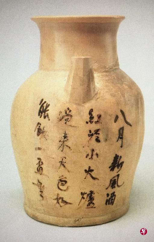 唐长沙窑唐人题写白居易异文诗 “八月新风酒”褐彩执壶（左图），无名氏作“春水春池满”春字诗青釉执壶（中图），无名氏诗“君生我未生”青釉褐彩执壶（右图）。都是千年前的唐人手迹，长沙湖南省博物馆藏。（作者提供）