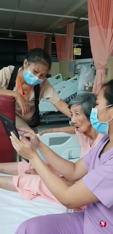 陈春花89岁的母亲在圣路加医院住院期间,在护士的帮助下,与女儿进行视讯通话。(圣路加医院提供) 陈春花89岁的母亲在圣路加医院住院期间,在护士的帮助下,与女儿进行视讯通话。(圣路加医院提供)