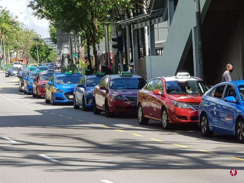 宏茂桥城(AMK Hub)外排着10多辆德士。 宏茂桥城(AMK Hub)外排着10多辆德士。