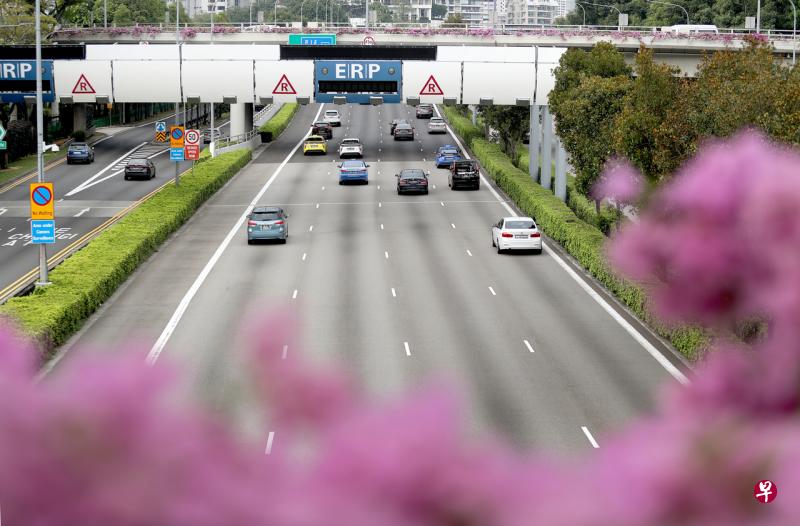 由于车流量骤减,陆交局自4月6日起暂停收取公路电子收费闸门费用。(何炳耀摄) 由于车流量骤减,陆交局自4月6日起暂停收取公路电子收费闸门费用。(何炳耀摄)