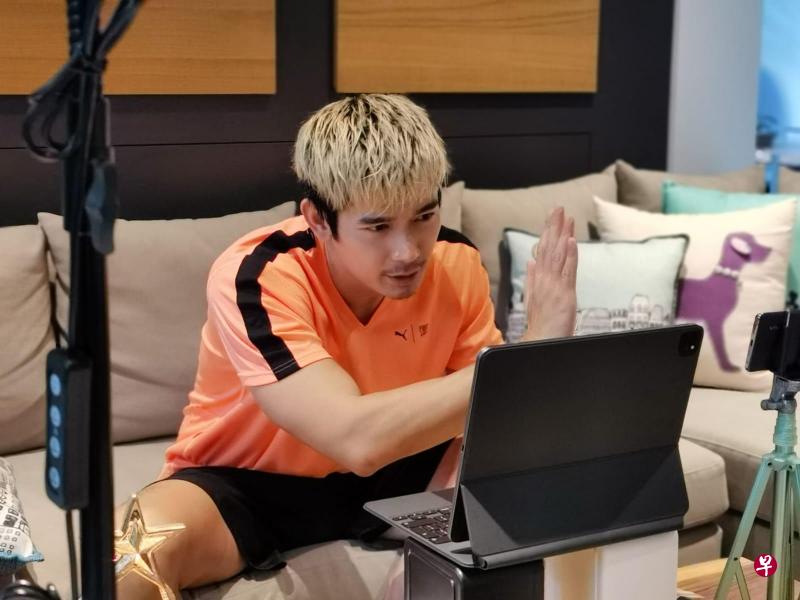 黄俊雄在家中拍戏。 (图/星艺经纪提供) 黄俊雄在家中拍戏。 (图/星艺经纪提供)