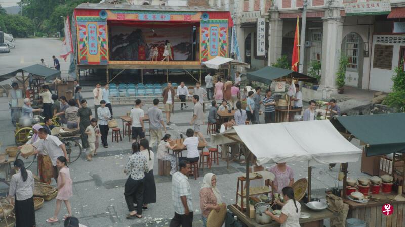 《剃头刀》中的“新赛凤”被指太落魄。（剧照来自新传媒戏剧组） 