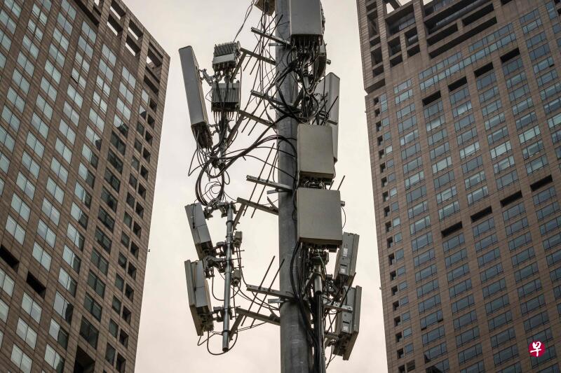 芯片是当今最前沿科技的奠基石,决定计算机、人工智能、5G、自主无人机、监视工具等一切信息技术是否领先的命运。图为北京街头的一个5G信号塔。(法新社) 芯片是当今最前沿科技的奠基石,决定计算机、人工智能、5G、自主无人机、监视工具等一切信息技术是否领先的命运。图为北京街头的一个5G信号塔。(法新社)
