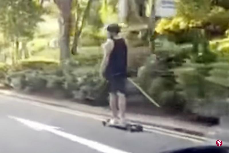 洋汉被指从经禧路一路滑行到乌节路,过后还切换四条车道。(互联网) 洋汉被指从经禧路一路滑行到乌节路,过后还切换四条车道。(互联网)