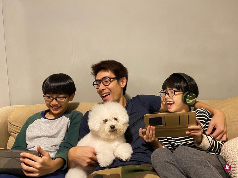 杨志龙亲自接送孩子上学放学。(照片来自艺人IG) 杨志龙亲自接送孩子上学放学。(照片来自艺人IG)