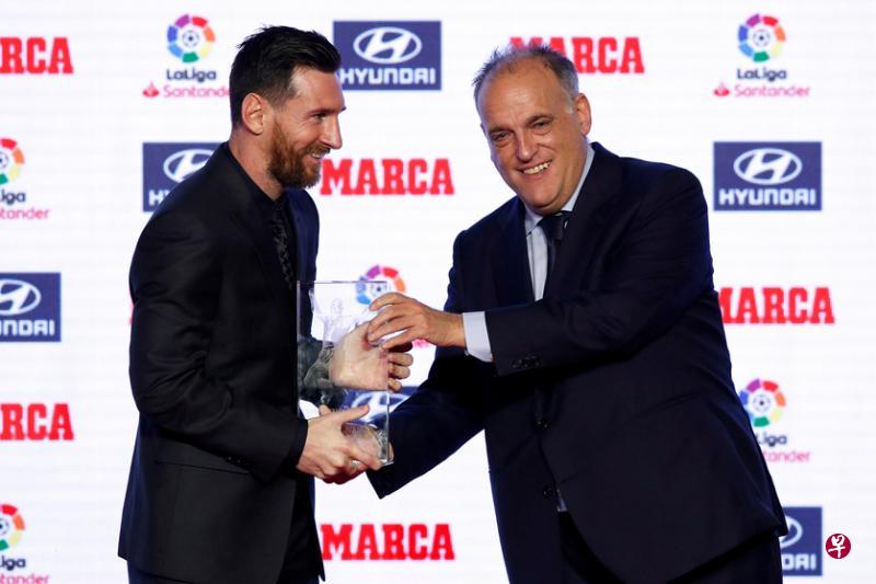 西甲联盟主席特巴斯(右)表示,赛季恢复后球队在比赛之间将至少有72小时的间隔。左为巴塞罗那球星梅西。(路透社档案照片) 西甲联盟主席特巴斯(右)表示,赛季恢复后球队在比赛之间将至少有72小时的间隔。左为巴塞罗那球星梅西。(路透社档案照片)