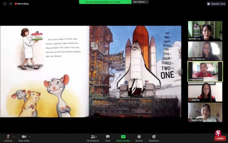 阅读活动主要由刘子轩(右上角)主导。她正在向亦玛阅读图画书《Mousetronaut》,这书由美国作家兼前宇航员马克·凯利所著,是关于梦想到外太空的老鼠。(受访者提供) 阅读活动主要由刘子轩(右上角)主导。她正在向亦玛阅读图画书《Mousetronaut》,这书由美国作家兼前宇航员马克·凯利所著,是关于梦想到外太空的老鼠。(受访者提供)