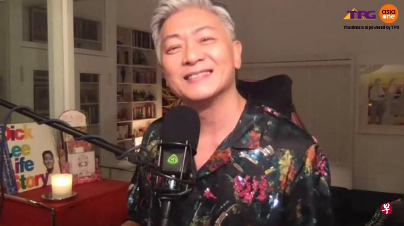 李迪文为粉丝自弹自唱一小时。(直播视频截图) 李迪文为粉丝自弹自唱一小时。(直播视频截图)